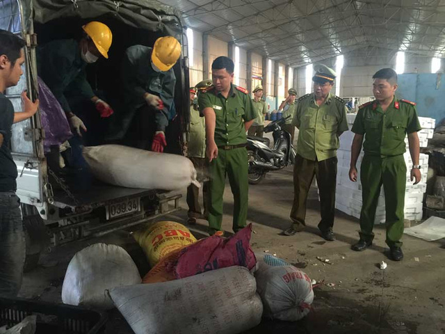  Mỡ và lòng lợn được đựng trong các bao tải dứa