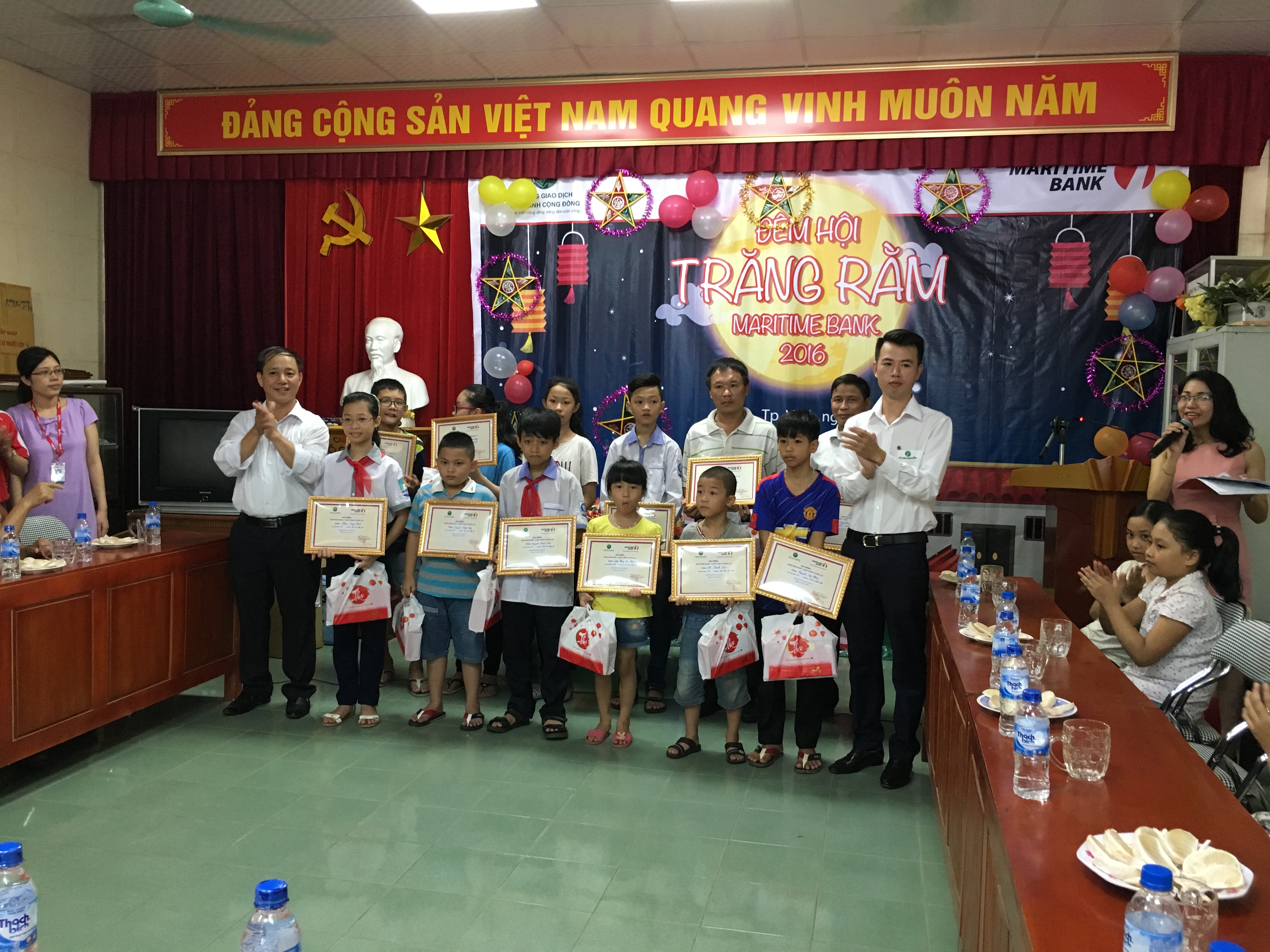 Maritime Bank tổ chức Đêm hội trăng rằm 2016 và trao học bổng cho hơn 550 học sinh nghèo hiếu học