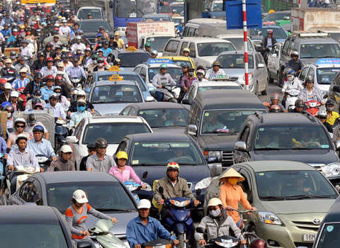  Hà Nội hiện có hơn 5 triệu xe máy và hơn 500.000 ôtô các loại. Ảnh: Xuân Hoa