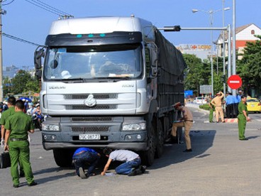 Đà Nẵng 2 thanh niên bị xe tải cán chết tại chỗ