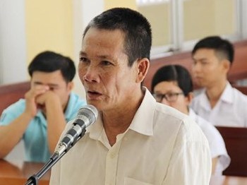 Vung dao đâm chết vợ giữa tòa vì dám đòi ly hôn