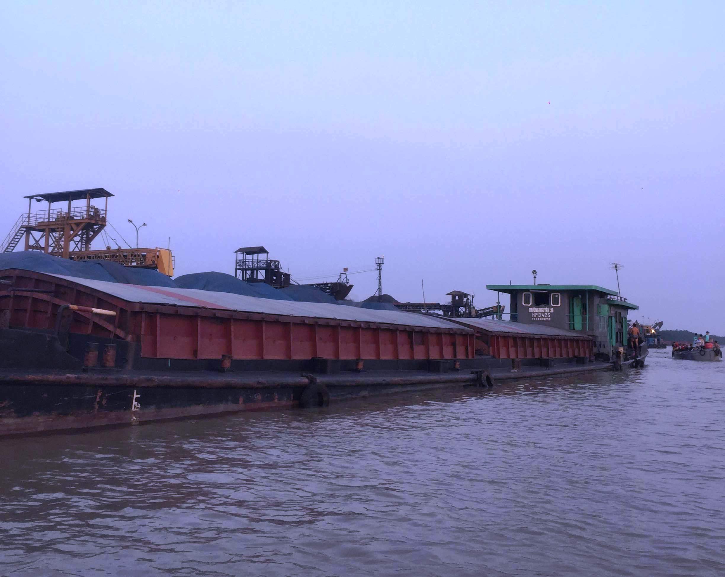 Phương tiện vào làm hàng tại Cảng Điền Công