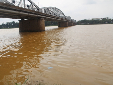 Nước sông Hương đục bất thường
