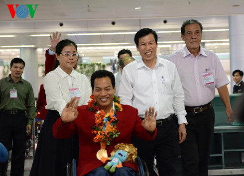 Những người hùng Paralympic trở về trong vòng tay người hâm mộ
