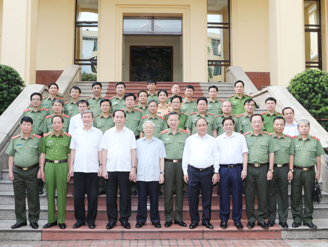  Các lãnh đạo Đảng, Nhà nước chụp ảnh chung với các đại biểu. Ảnh: Trí Dũng - TTXVN