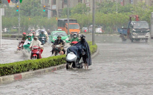 Hà Nội đêm có mưa rào và dông