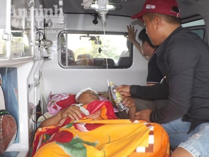 Nhóm côn đồ xông vào nhà, chém Trưởng Công an xã và gia đình trọng thương