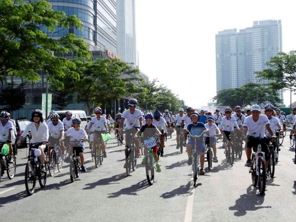 Hơn 2 000 học sinh đi xe đạp vì môi trường văn hóa giao thông 2016