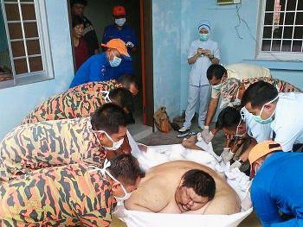 Một người đàn ông nặng 250kg sống tại Ulu Sungai Merah, thành phố Sibu, bang Sarawak, Malaysia đã phải cần tới 20 người giúp khiêng để anh từ nhà ra xe tải loại 5 tấn và từ chiếc xe tải này vào khoa cấp cứu của bệnh viện.