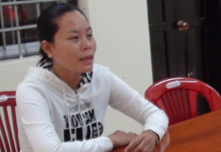 Ghen tuông, vợ hất cả chảo dầu vào mặt chồng