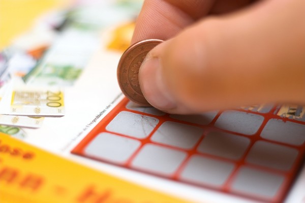 Trúng số 1 triệu USD hai tuần sau khi trúng 1 000USD