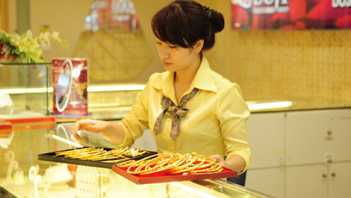 Giá vàng tăng vọt rồi giảm nhanh