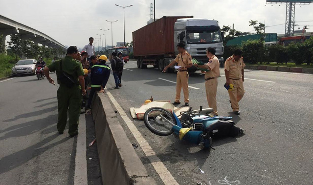  Hai nam công nhân liều lĩnh chạy xe máy vào làn đường ô tô và xảy ra tai nạn khiến 1 người tử vong.