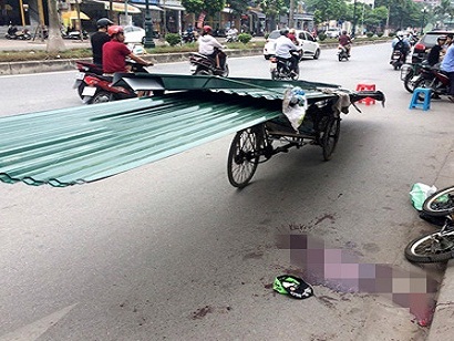 Hà Nội Lại xảy ra tai nạn thương tâm, một phụ nữ bị tôn cứa cổ