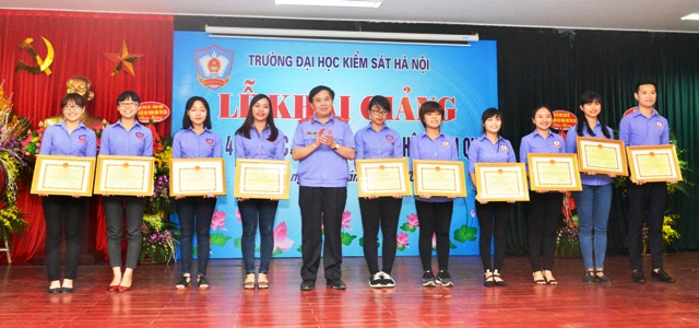 Hiệu trưởng Trường Đại học Kiểm sát Hà Nội Phạm Mạnh Hùng trao phần thưởng cho các sinh viên xuất sắc các khóa I, II, II