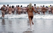 Hàng trăm người khỏa thân tắm biển để quyên tiền từ thiện