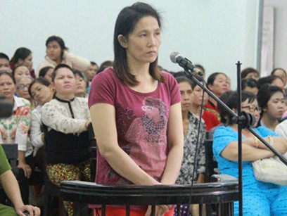 Vợ tẩm xăng đốt chồng vì đòi bán đất nuôi bồ nhí lĩnh 16 năm tù