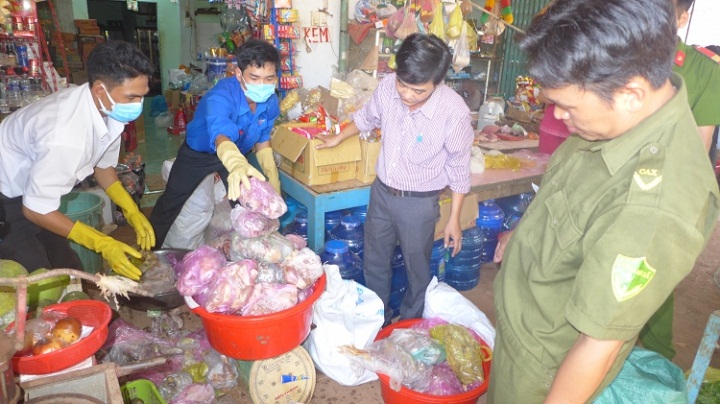 Bình Phước Tiêu hủy gần 2 000 kg thịt thối