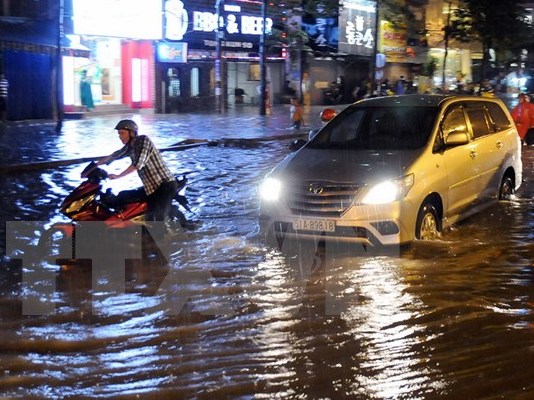 Thành phố Hồ Chí Minh tiếp tục mưa lớn, gây nhiều sự cố