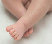 Em bé ba bố mẹ đầu tiên trên thế giới