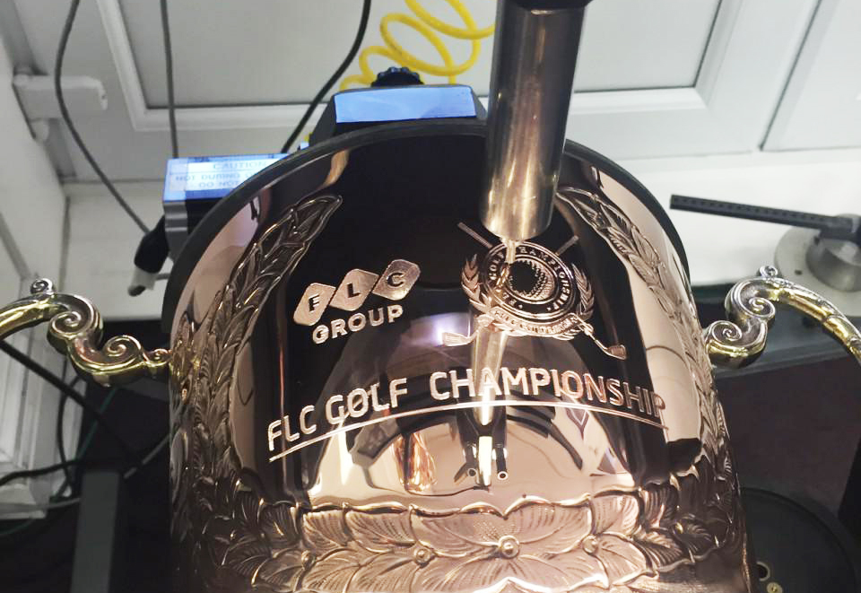 Cúp luân lưu FLC Golf Championship 2016 do hãng Swarkin sản xuất bằng chất liệu i-nox, mạ bạc.