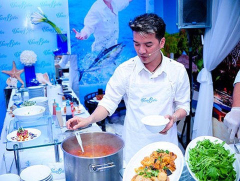  Ca sỹ Đàm Vĩnh Hưng thử sức với chuỗi kinh doanh hải sản “Vua biển”