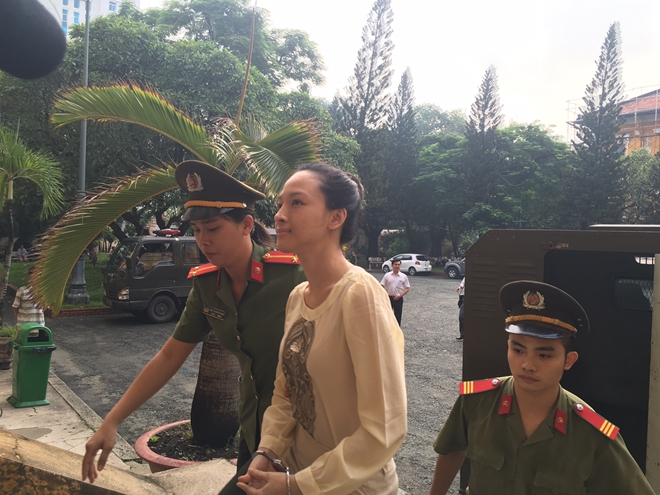 Sự thật về hợp đồng tình dục của Hoa hậu Phương Nga trên mạng xã hội