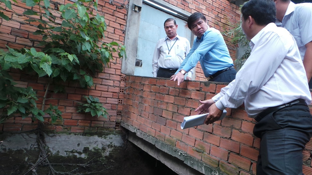 Chủ tịch UBND TPHCM Nguyễn Thành Phong thị sát hệ thống thoát nước bị lấn chiếm