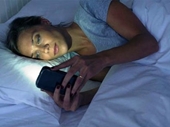 Hiểm họa khôn lường từ việc sử dụng điện thoại vào ban đêm