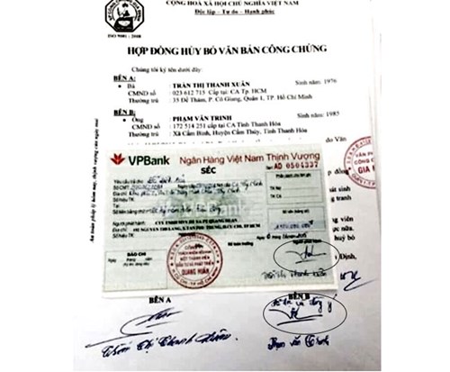 Chữ ký và chữ viết thật của Phạm Văn Trinh tại phòng công chứng trùng với chữ ký mang tên Giám đốc Trần Thị Thanh Xuân trong tờ séc - ảnh: SGGP
