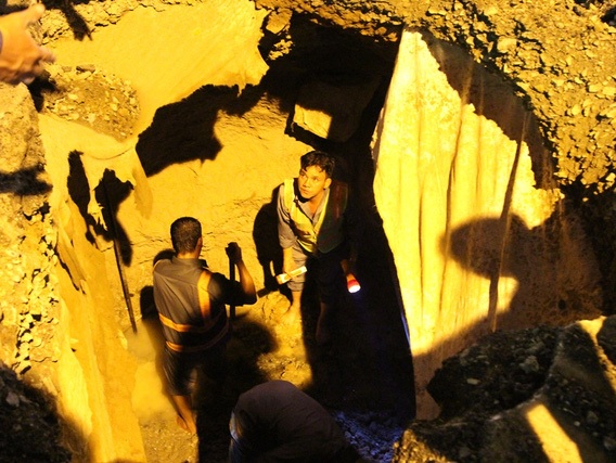 Hố sâu hơn 5 mét xuất hiện giữa giao lộ