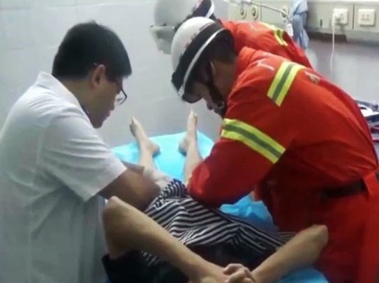 Cậu nhỏ kẹt trong chiếc nhẫn suốt 2 ngày, cứu hộ cũng bó tay