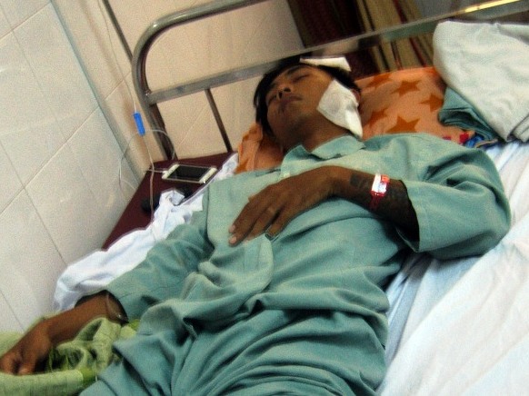 Hơn 20 giang hồ vác kiếm, mã tấu truy sát nam thanh niên