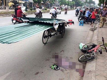 Khởi tố người điều khiển xích lô chở tôn khiến cháu bé tử vong