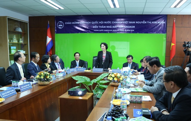 Bà Nguyễn Thị Kim Ngân - Ủy Viên Bộ Chính trị, Chủ tịch Quốc hội Việt Nam nhận xét về tình hình hoạt động sản xuất của nhà máy sữa Angkor sau phần trình bày của lãnh đạo nhà máy