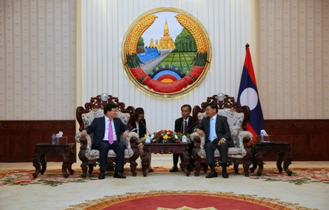 Phó Thủ tướng Trịnh Đình Dũng gặp gỡ lãnh đạo cấp cao Lào