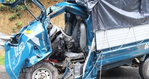 Xe tải đâm nhau kinh hoàng trên trên đèo, tài xế chết thảm