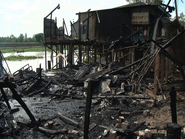 Cháy rụi hai căn nhà gỗ