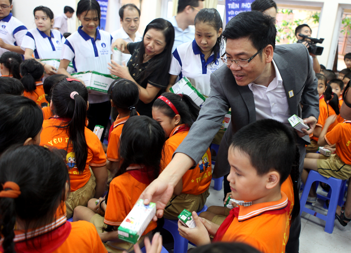 Ông Nguyễn Hồng Sinh – Giám đốc Kinh doanh toàn quốc Vinamilk cùng đại biểu trao tặng sữa cho các em học sinh trường Tràng Đà, Tuyên Quang
