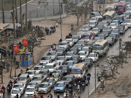 Sở Giao thông Hà Nội Ôtô chiếm dụng mặt đường ngang xe máy