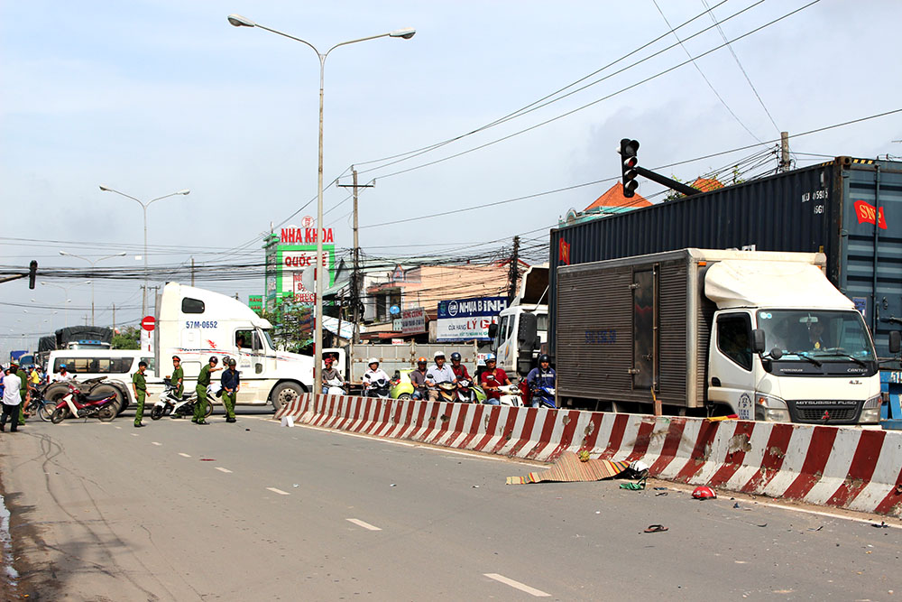  Hiện trường vụ tai nạn khiến một thanh niên chết thảm