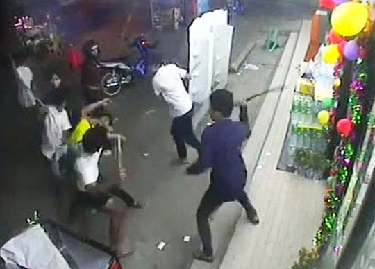 Vô cớ đâm chết người ở quán karaoke