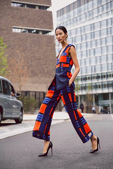 Hoàng Thùy khoe streetstyle sành điệu trên đường phố London