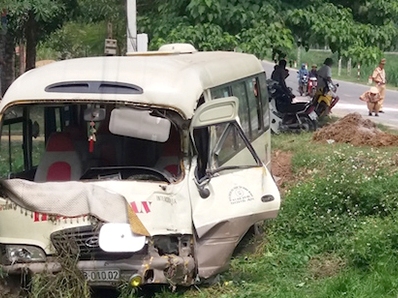 Ôtô khách tông đầu xe tải, nhiều người hoảng loạn kêu cứu