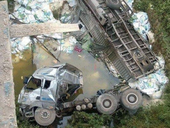Xe container lao xuống suối gãy đôi, một người chết