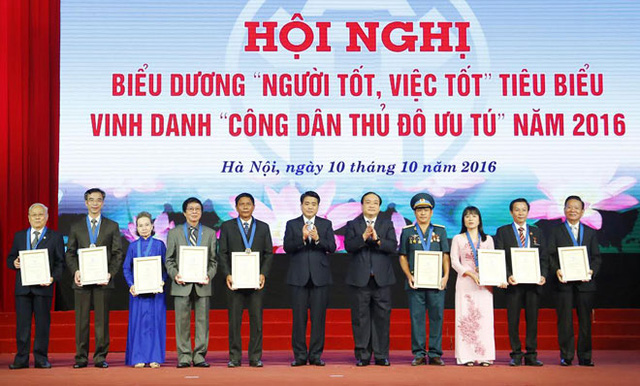  Bí thư Thành ủy Hoàng Trung Hải và Chủ tịch UBND TP Nguyễn Đức Chung trao Danh hiệu 