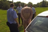 Thanh niên trần truồng đuổi nhau với cảnh sát
