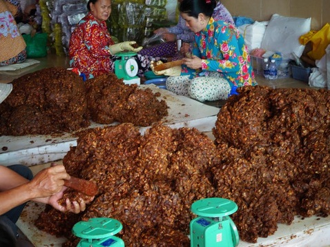 Phát hiện hàng tấn me bẩn lên nấm mốc