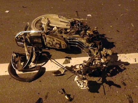 Đấu đầu với ôtô, xe máy chở 3 nát vụn trên đại lộ Thăng Long