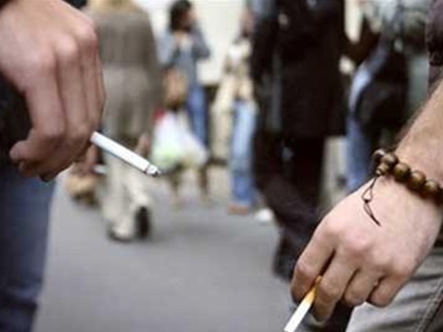 Hút thuốc lá nơi công cộng vẫn còn tràn lan